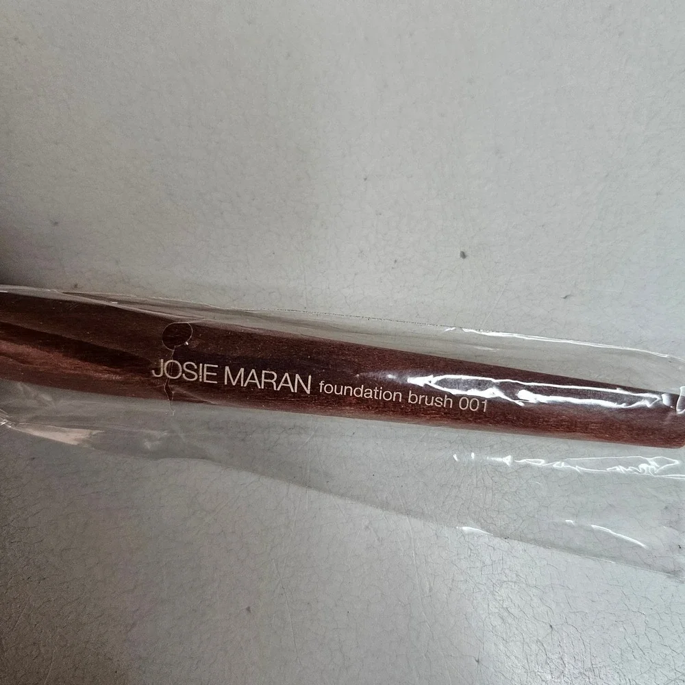 Josie Maran Foundation Brush 001 Brown Wood Handle Synthetic Bristles New